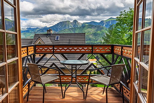 Willa Pitoniówka z widokiem na tatry